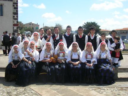 1024px-gruppo_folk_milis_pizzinnu-milis-san_giorgio-2