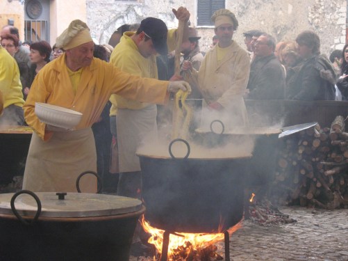 making-polenta-sermoneta